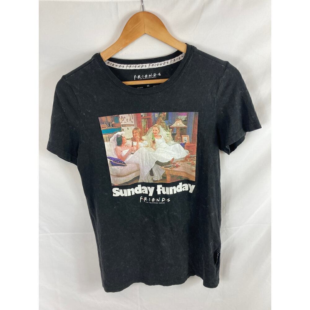 FRIENDS Sunday Funday Graphic tshirt size XS